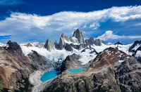 Majestätischer Mount Fitz Roy, der über türkisfarbene Gletscherseen in Patagonien, Argentinien, blickt