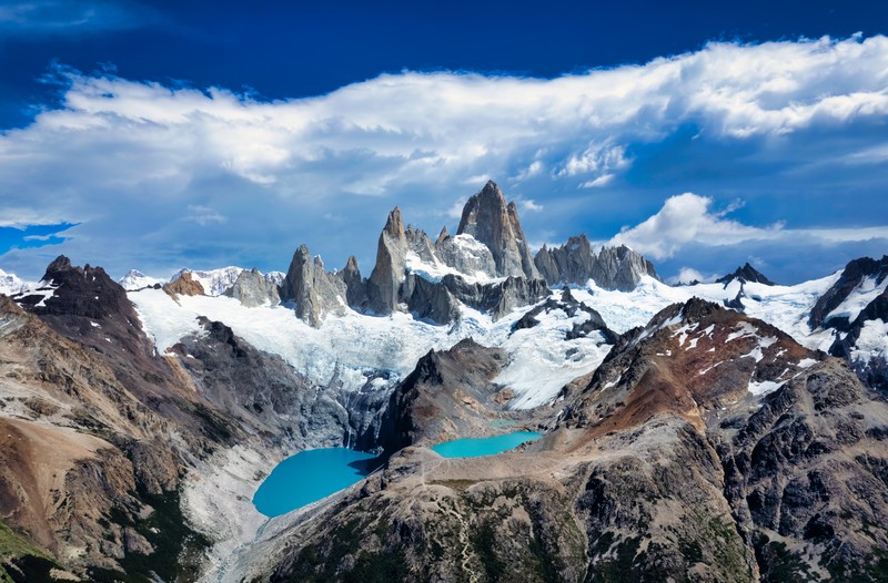 Вид на горы и ледники с вершины горы (гора фиц рой, mount fitz roy, патагония, patagonia, пейзаж)