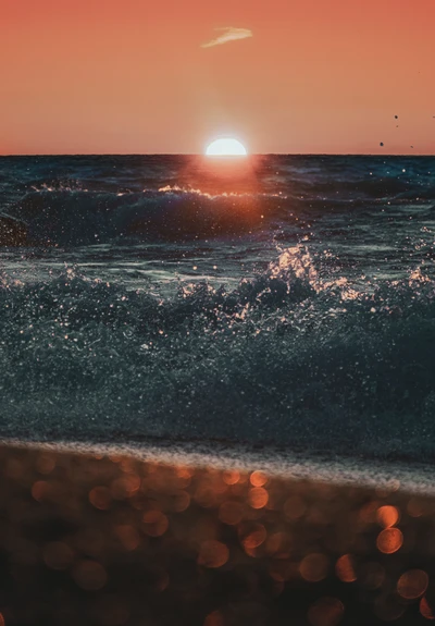 Vagues de coucher de soleil au bord