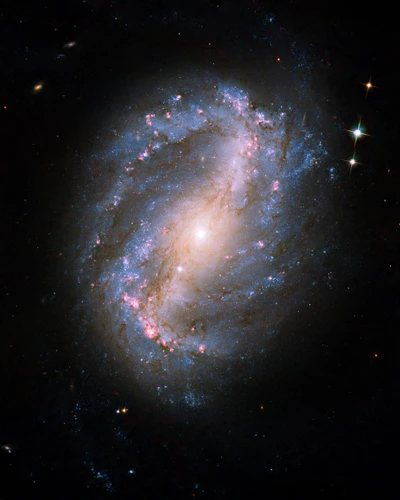 Galaxie spirale illuminée : Un aperçu des merveilles cosmiques de l'univers