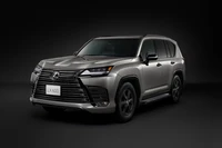 Lexus LX 600 Off-Road SUV in Metallic-Finish vor dunklem Hintergrund