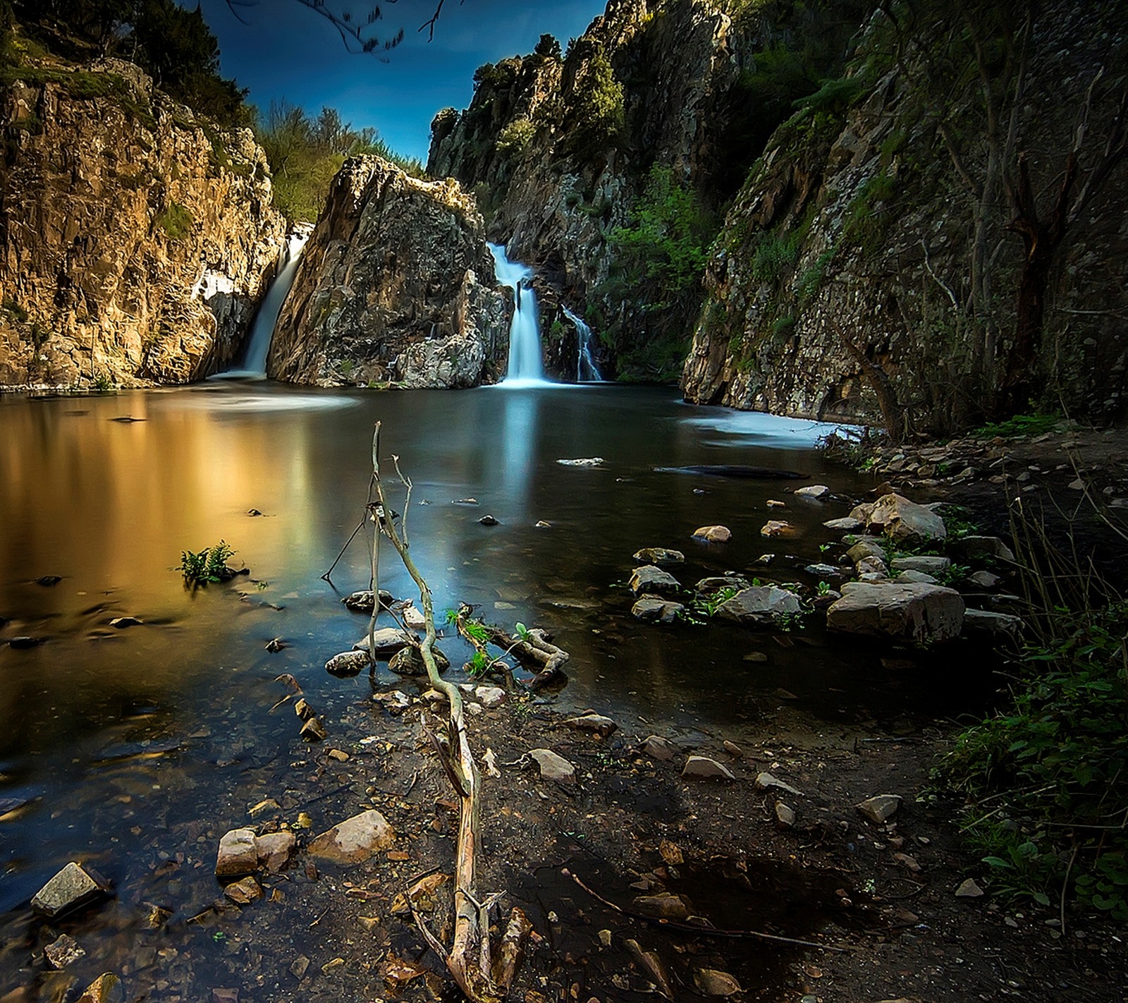 Cascada árabe en un cañón con un árbol caído en primer plano (paisaje, naturaleza, cascadas)