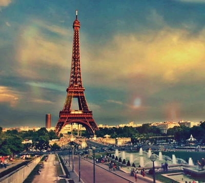 Impresionante vista de la Torre Eiffel al atardecer en París