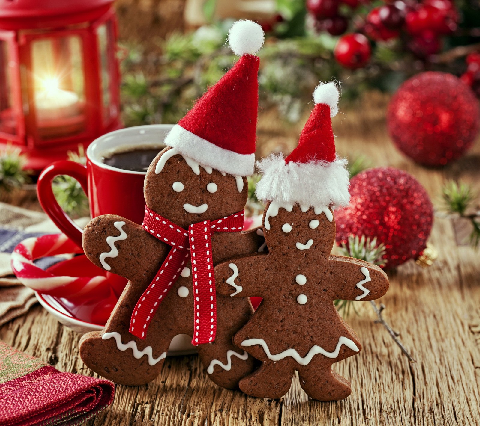 Dois biscoitos de gengibre e uma xícara de café em uma mesa (natal, decoração, pão de gengibre, alegre)