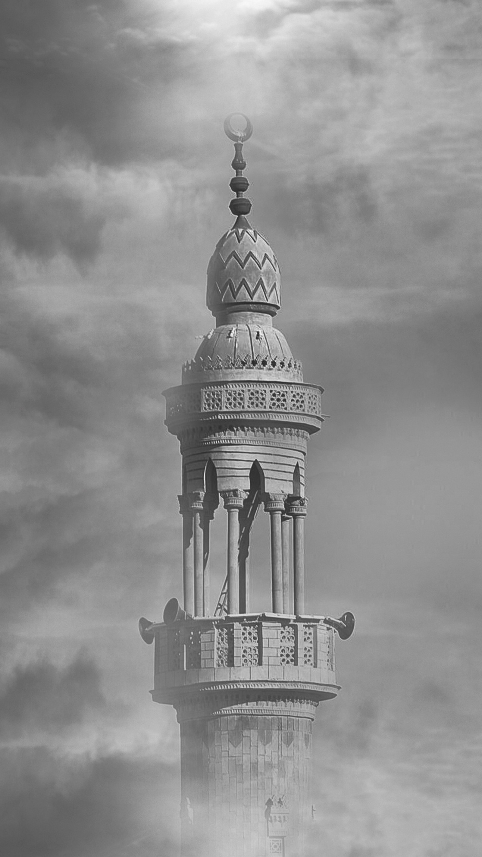 Torre com um relógio no topo em meio a um céu nublado (2017, árabe, preto, islão, islam)