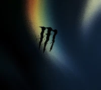 Logo de Monster Energy avec des marques de griffes distinctes sur un fond sombre et coloré.