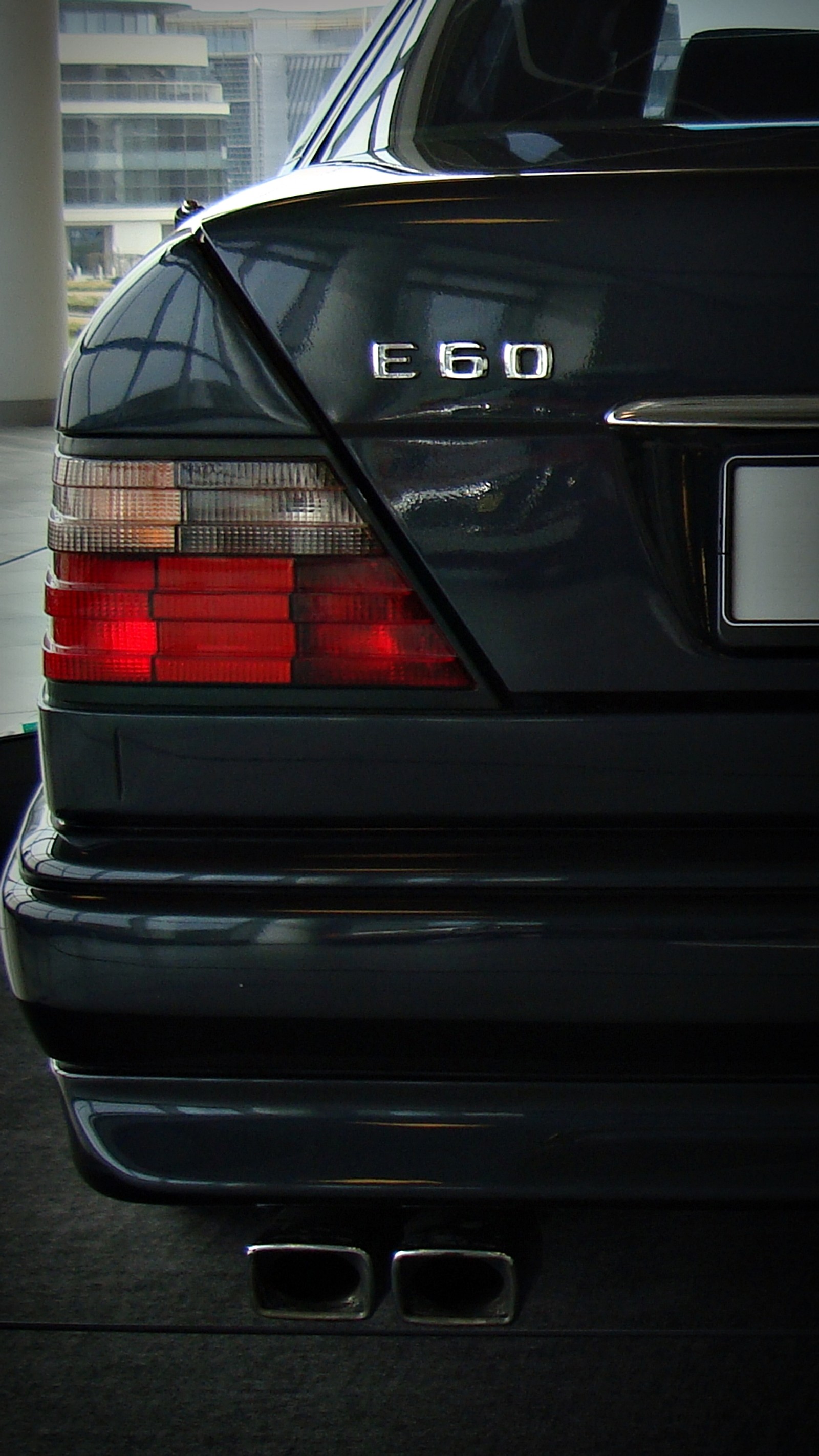 Hay un coche negro estacionado en un garaje (amg, coche, benz, mb, merc)