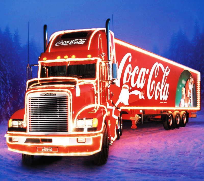 Арабский грузовик с огнями coca cola, едущий по снежной дороге (coke truck, грузовик)