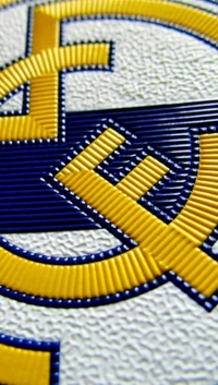 Detalle del escudo del Real Madrid en textura de fútbol