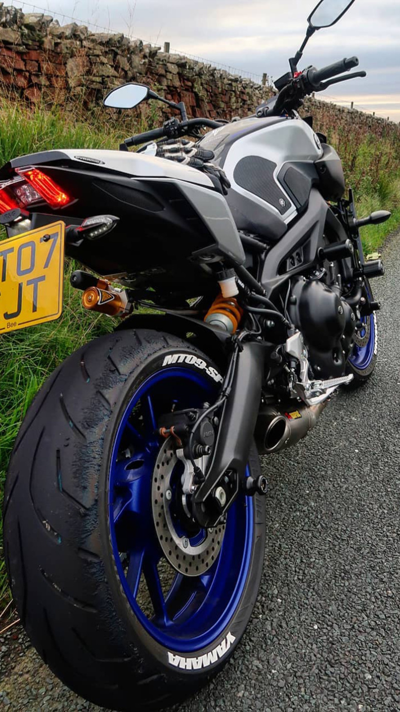 Hay una motocicleta estacionada al lado de la carretera (motocicleta, motor, yamaha, mt09, motocicleta de calle)