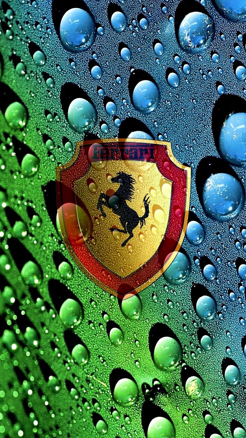 Крупный план значка ferrari на машине, покрытой каплями воды (логотип)