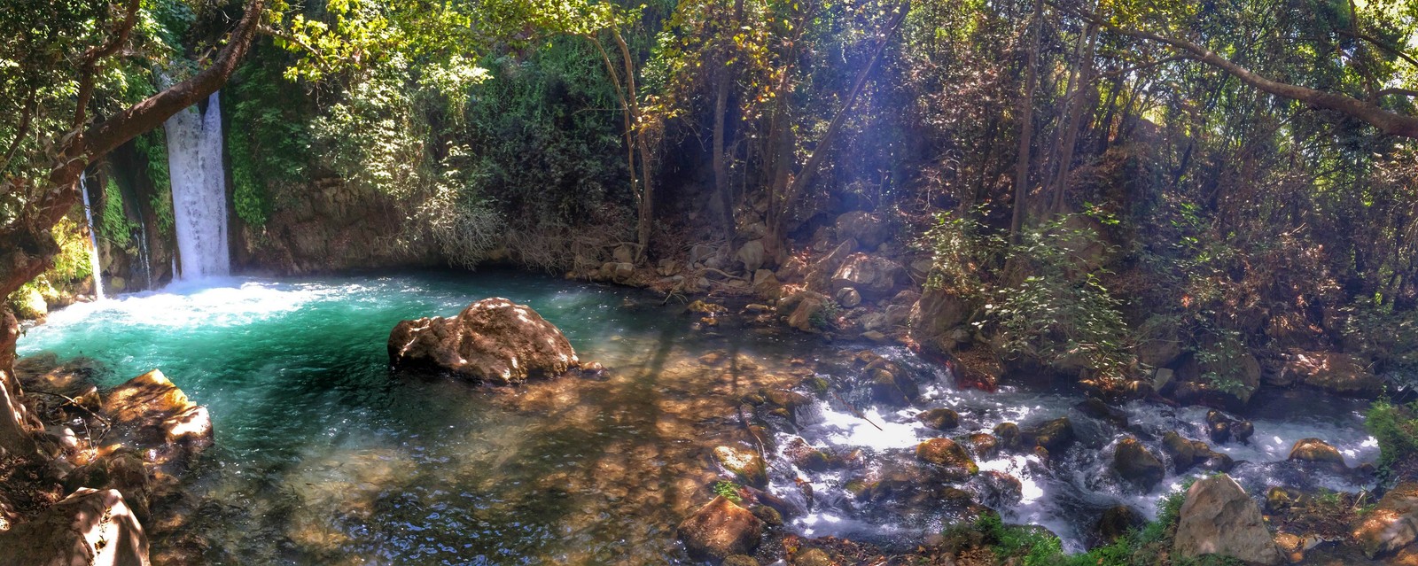 Uma cachoeira no meio de uma floresta com uma piscina azul. (corpo de água, recursos hídricos, natureza, água, curso dágua)