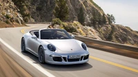 Porsche 911 Cabriolet 2016 sur une route de montagne pittoresque