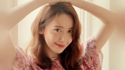 Yoona irradia charme em elegância floral