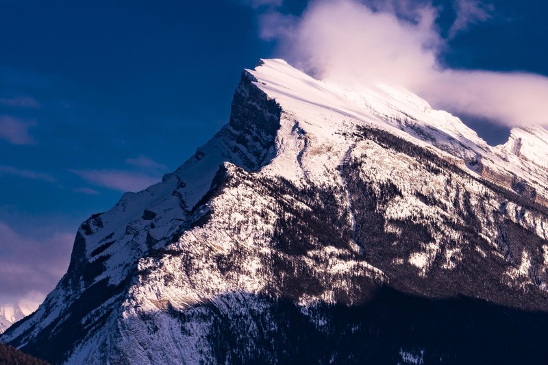 Горы, покрытые снегом и облаками, с голубым небом (гора рундл, mount rundle, горные образования, гора, горный хребет)