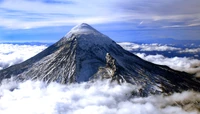 Majestueux stratovolcan s'élevant au-dessus d'une mer de nuages dans un parc national