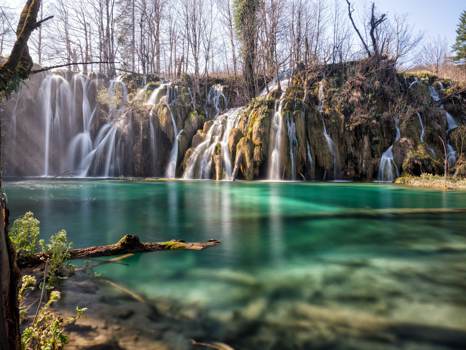 Большой водопад посреди леса с чистой голубой водой (plitvice lakes, хорватия, водопад, пейзаж, длительная выдержка)