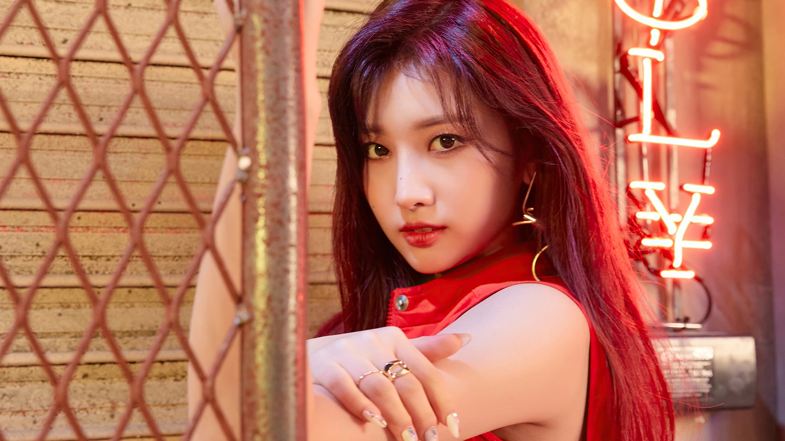 Un gros plan d'une femme aux cheveux rouges et à la robe rouge (everglow, 에버글로우, kpop, k pop, filles)