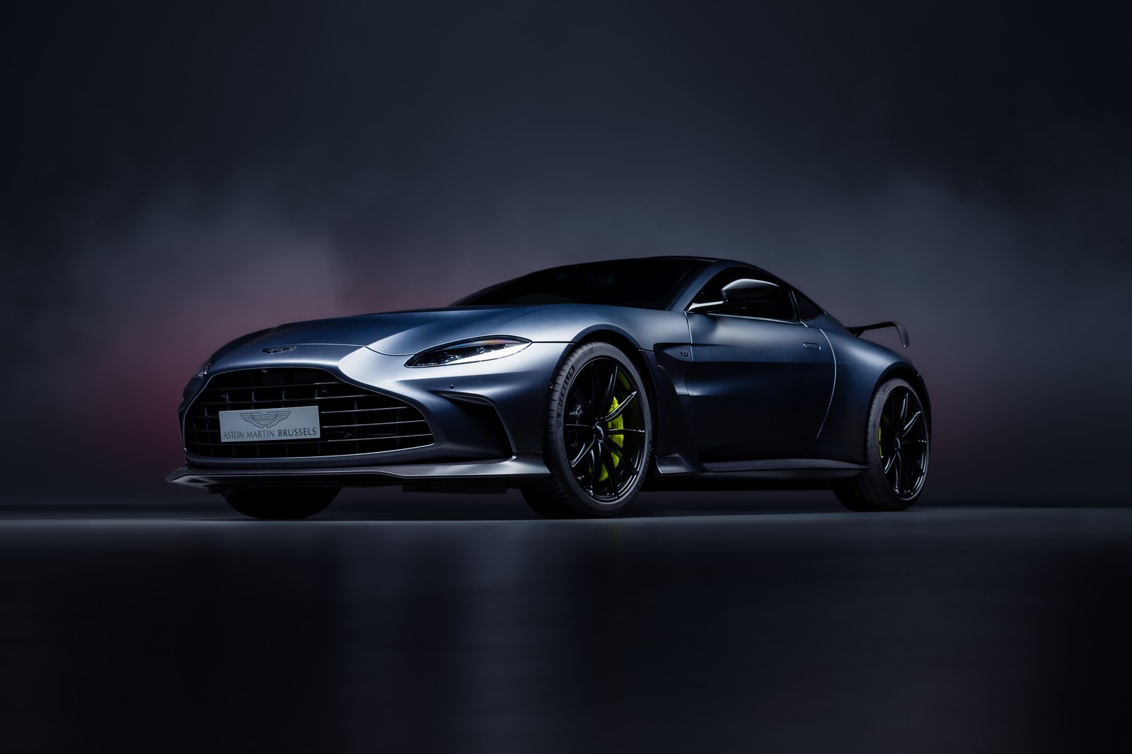 El nuevo aston vantage es un coche deportivo elegante, elegante y elegante (aston martin vantage, coche exótico, británico, 5k, fondo oscuro)