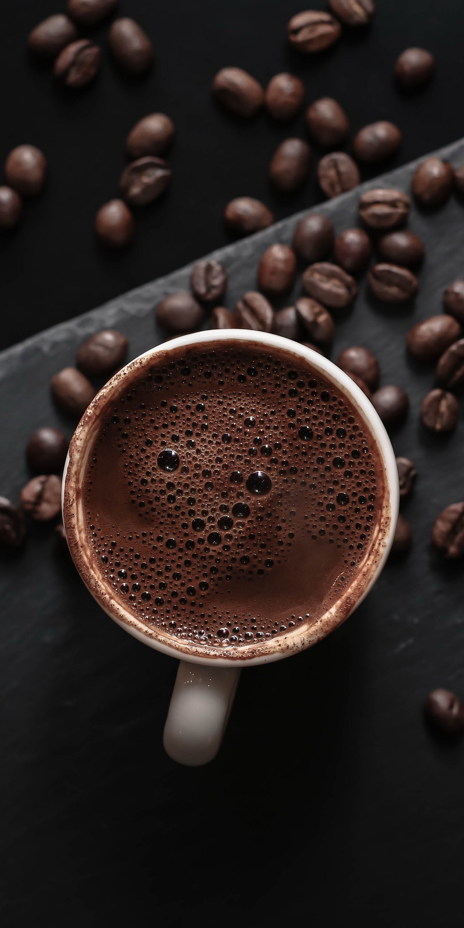 Il y a une tasse de café avec beaucoup de grains de café (café, petit déjeuner, restaurant, menu, nourriture)