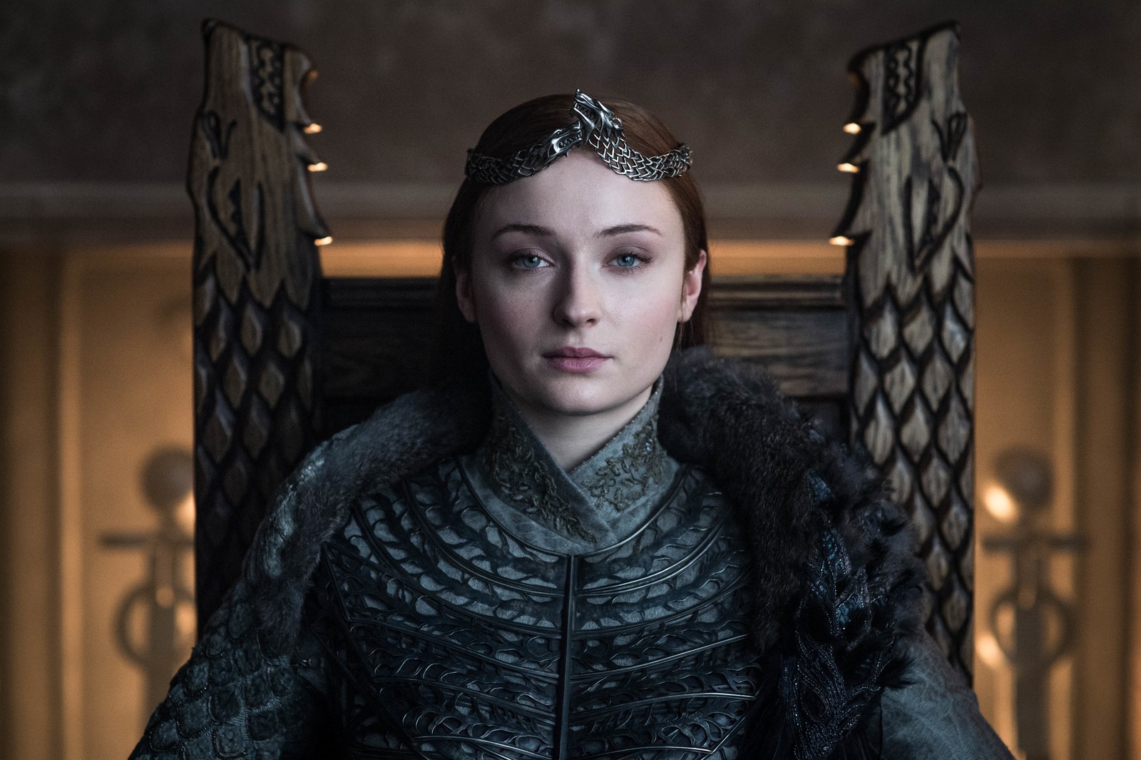 Una mujer con un vestido negro sentada en un trono con una corona en la cabeza (sansa stark, juego de tronos, game of thrones, jon snow, rostro)