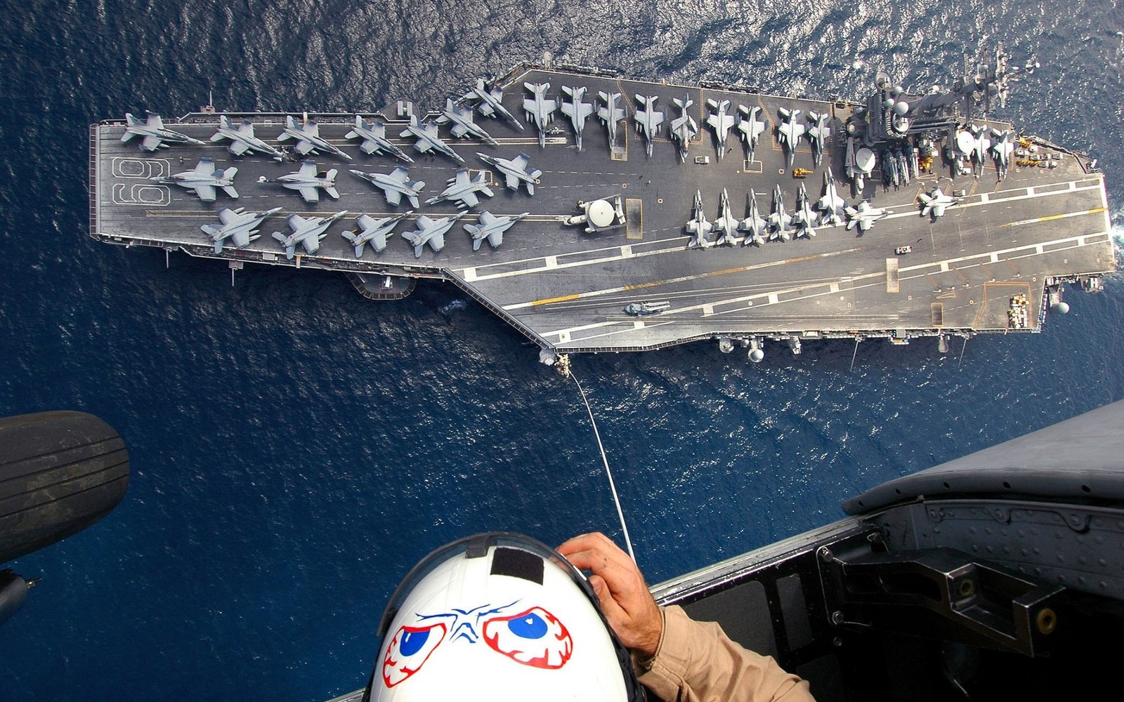 Portaaviones arafed con un hombre en el asiento del piloto (portaaviones, marina de los estados unidos, arquitectura naval, marina, embarcación)