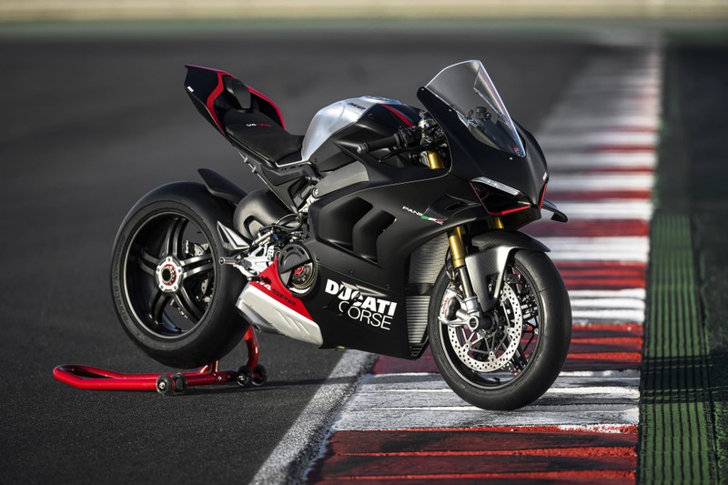 Мотоцикл, припаркованный на гоночной трассе с красным шлангом (ducati panigale v4 sp2, 2023, спортивные мотоциклы, гоночная трасса, велосипеды)