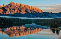 Serene Reflexion der Berge am Two Jack Lake, Banff