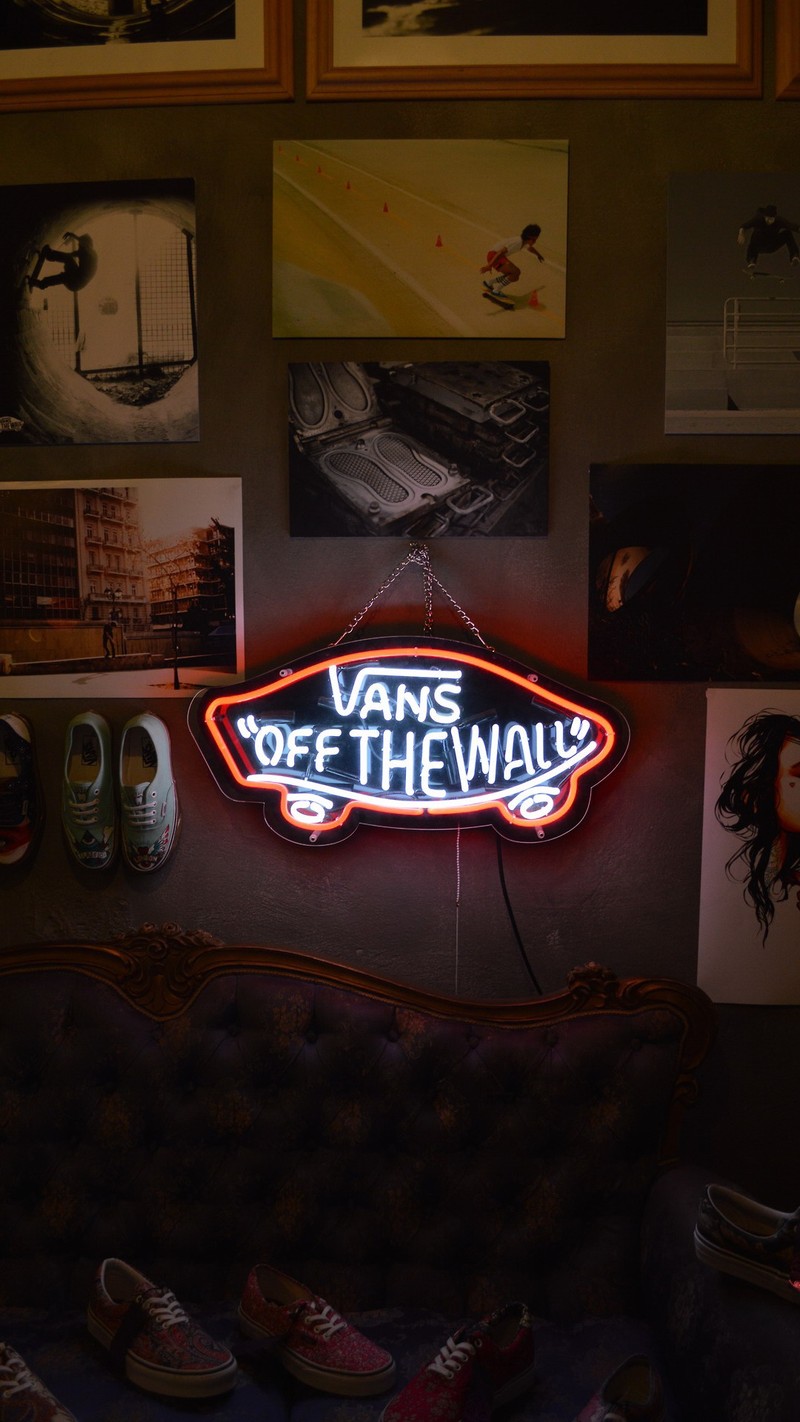 Неоновая вывеска с надписью "vans off the wall" (vans, скейт обувь, обувь, тренер, газ)