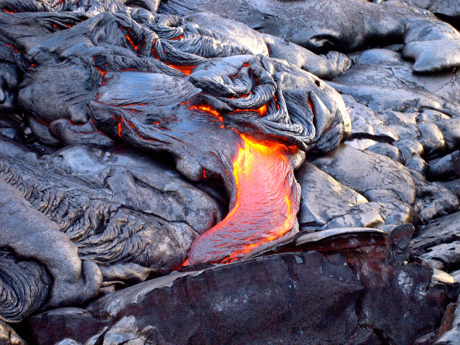 Nahaufnahme von lava, die in den ozean fließt (lava, holzkohle, fels, kohle, essen)