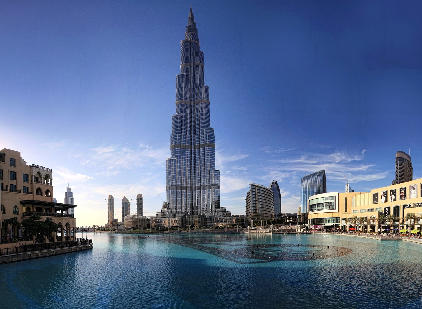 Vista árabe de uma cidade com uma grande fonte no meio (burj khalifa, torre, arranha céus, marco, cidade)