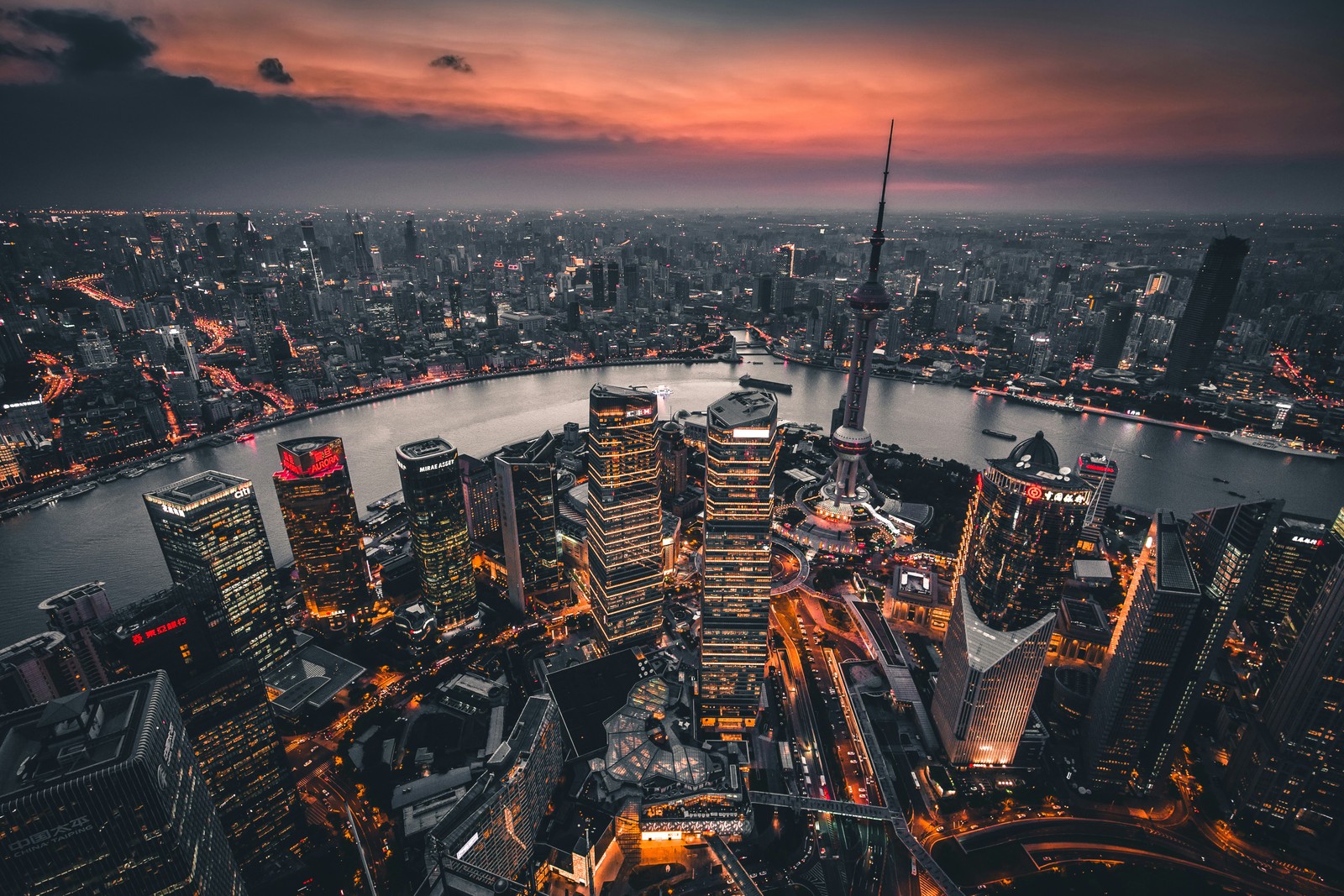 Uma vista de uma cidade à noite do topo de um arranha-céu (cidade de xangai, iluminado, linha do horizonte, visão aérea, china)