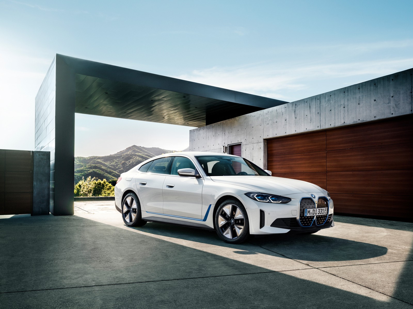 El sedán bmw serie 3 está estacionado frente a un garaje (bmw i4 edrive40, coches eléctricos, 2021, 5k, coches)