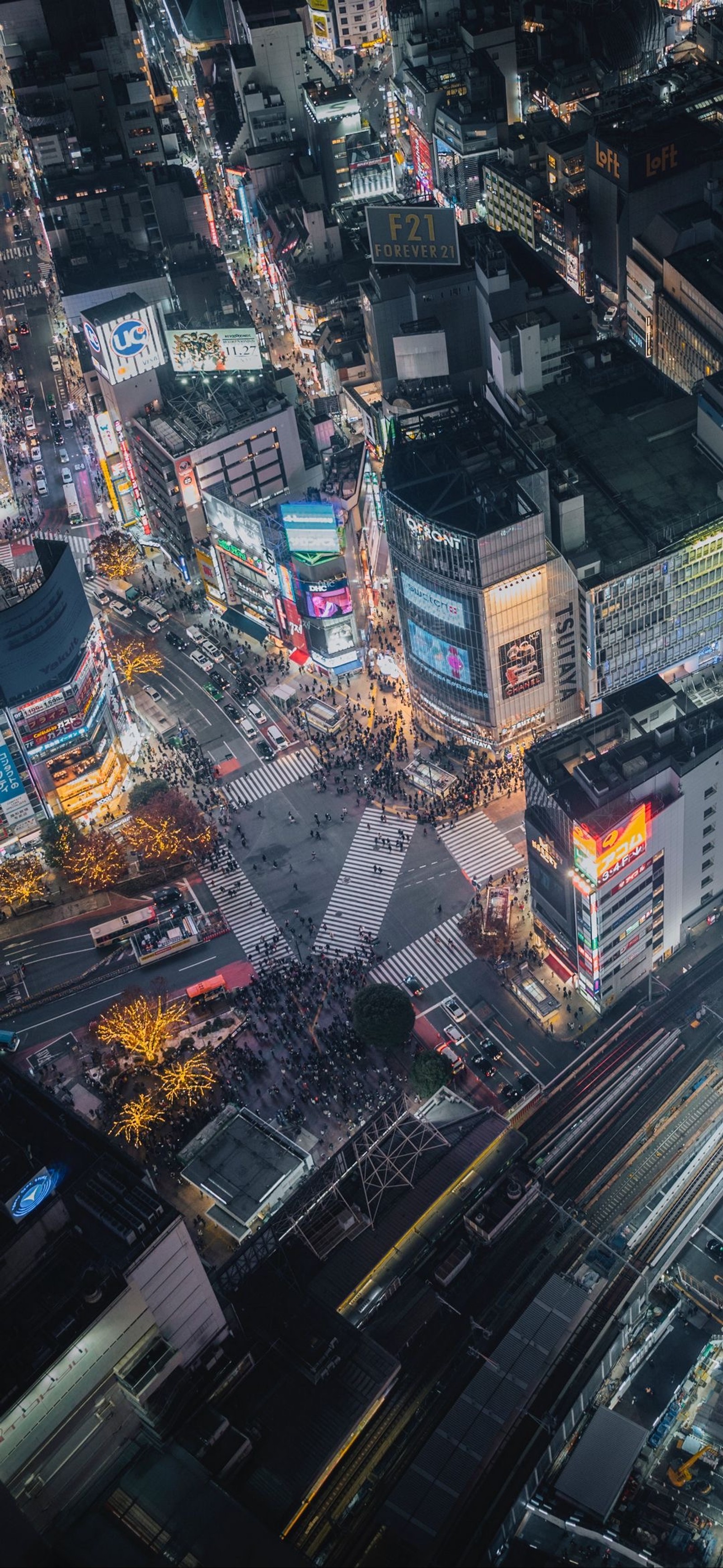 Панорамный вид на город ночью с большим количеством автомобилей (сибуя, shibuya, токийская башня, tokyo tower, здание)