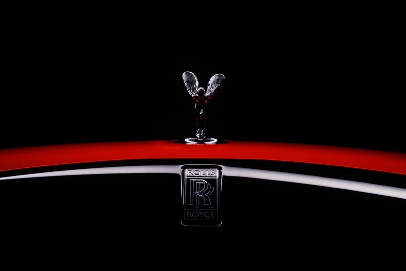 Крупный план красного капота автомобиля с бокалом вина (rolls royce dawn black badge, дух экстаза, 2021, черный фон, amoled)