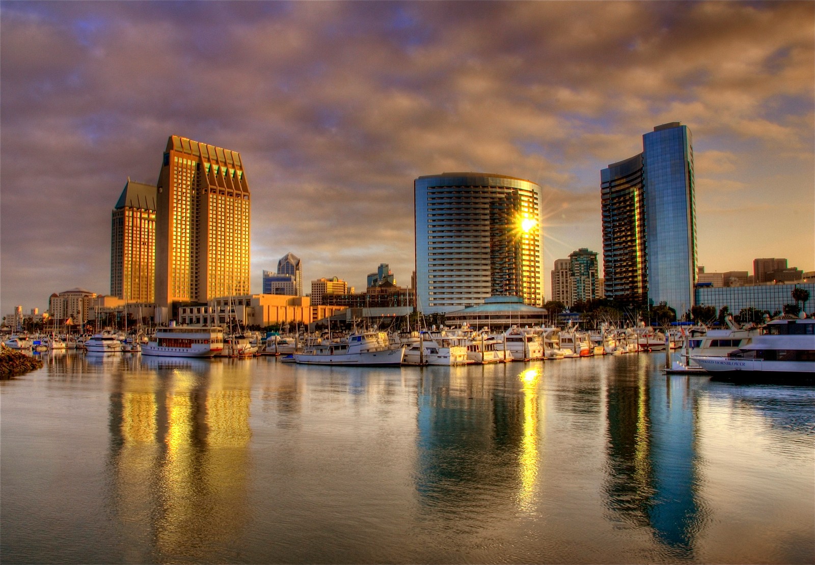 Uma fotografia artificial de um horizonte de cidade com barcos na água. (san diego, cidade, paisagem urbana, linha do horizonte, arranha céus)