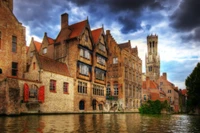 Arquitetura medieval histórica ao longo de um canal pitoresco em Bruges