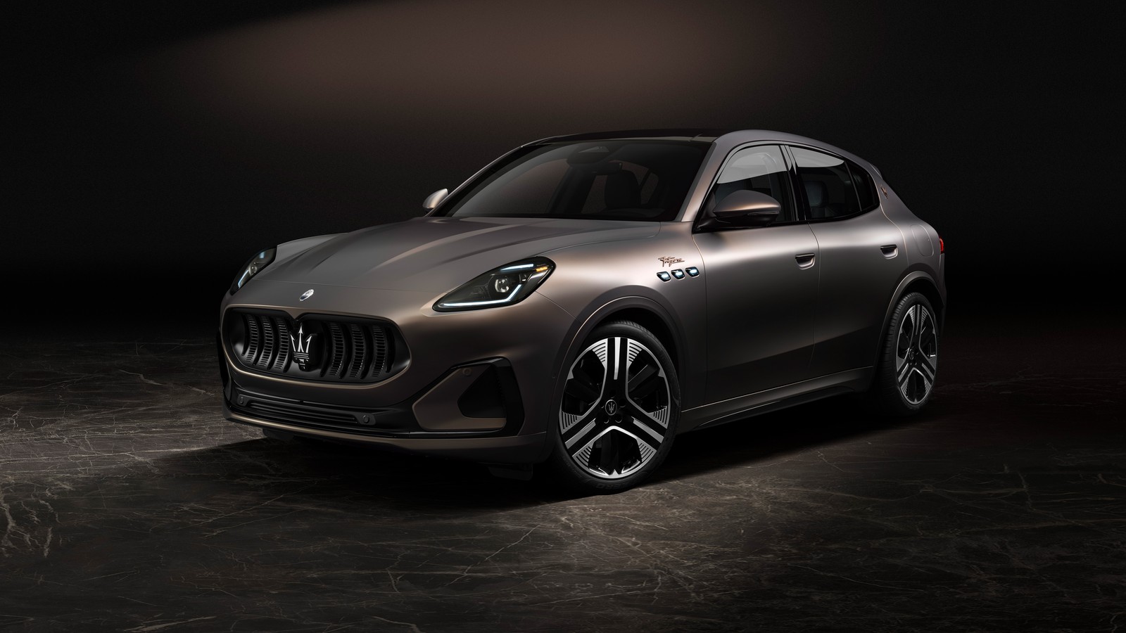 El maserati es un suv de lujo diseñado para parecer un coche deportivo (maserati grecale folgore, 8k, fondo oscuro, 5k, coches)