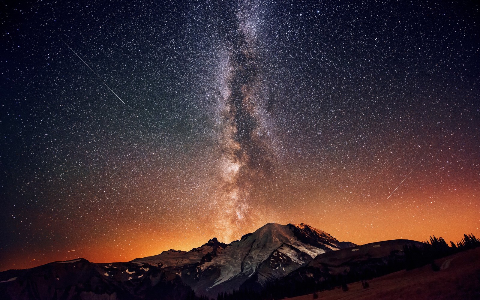 Uma montanha com um céu cheio de estrelas e uma estrela cadente (noite, objeto astronômico, atmosfera, estrela, galáxia)