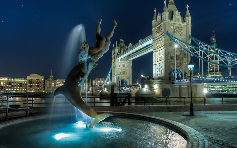 Статуя женщины, прыгающей в фонтан перед мостом (tower bridge, лондонский мост, london bridge, вода, достопримечательность)