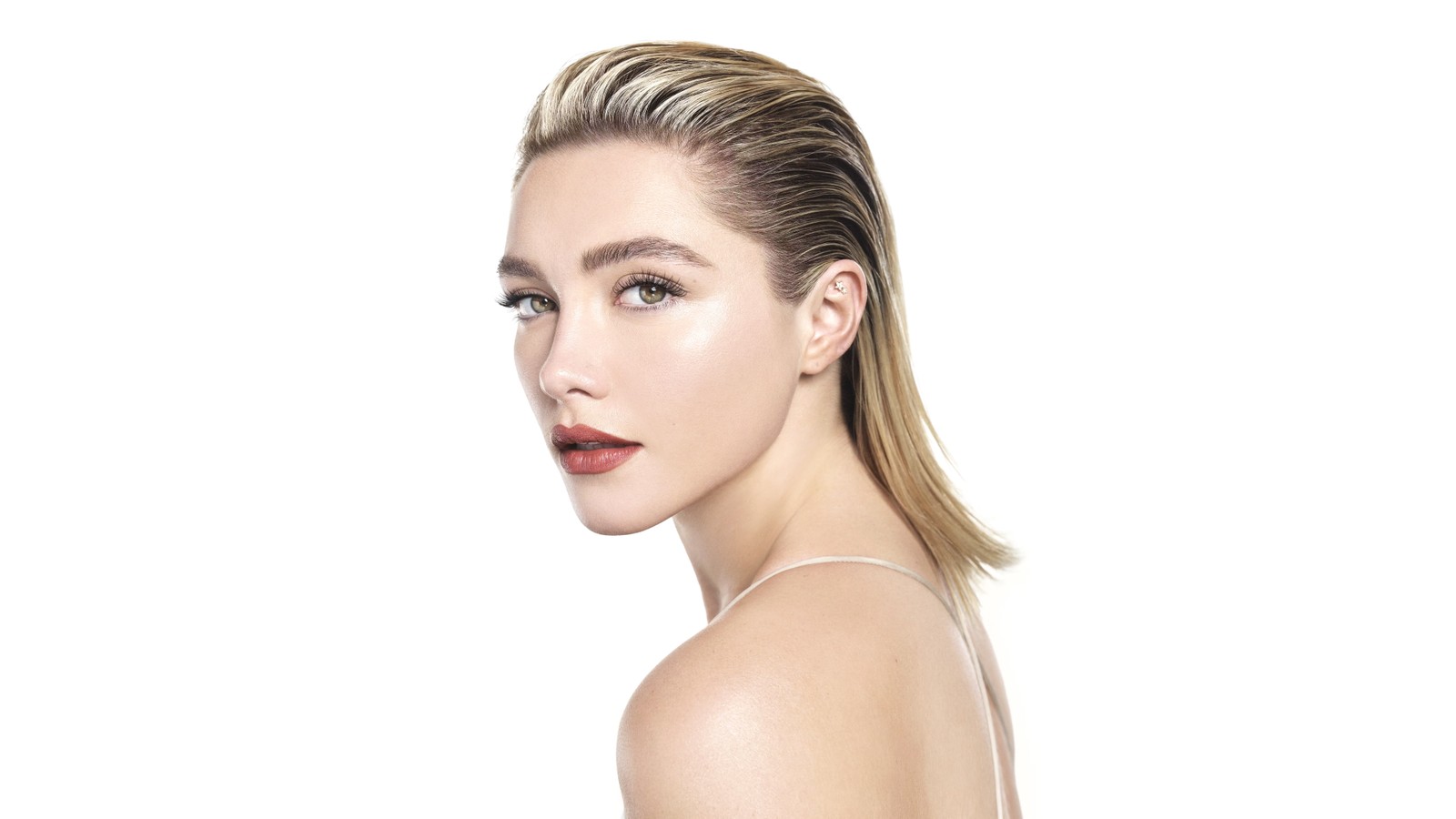 Un gros plan d'une femme aux cheveux blonds très longs (florence pugh, 8k, fond blanc, 5k, gens)