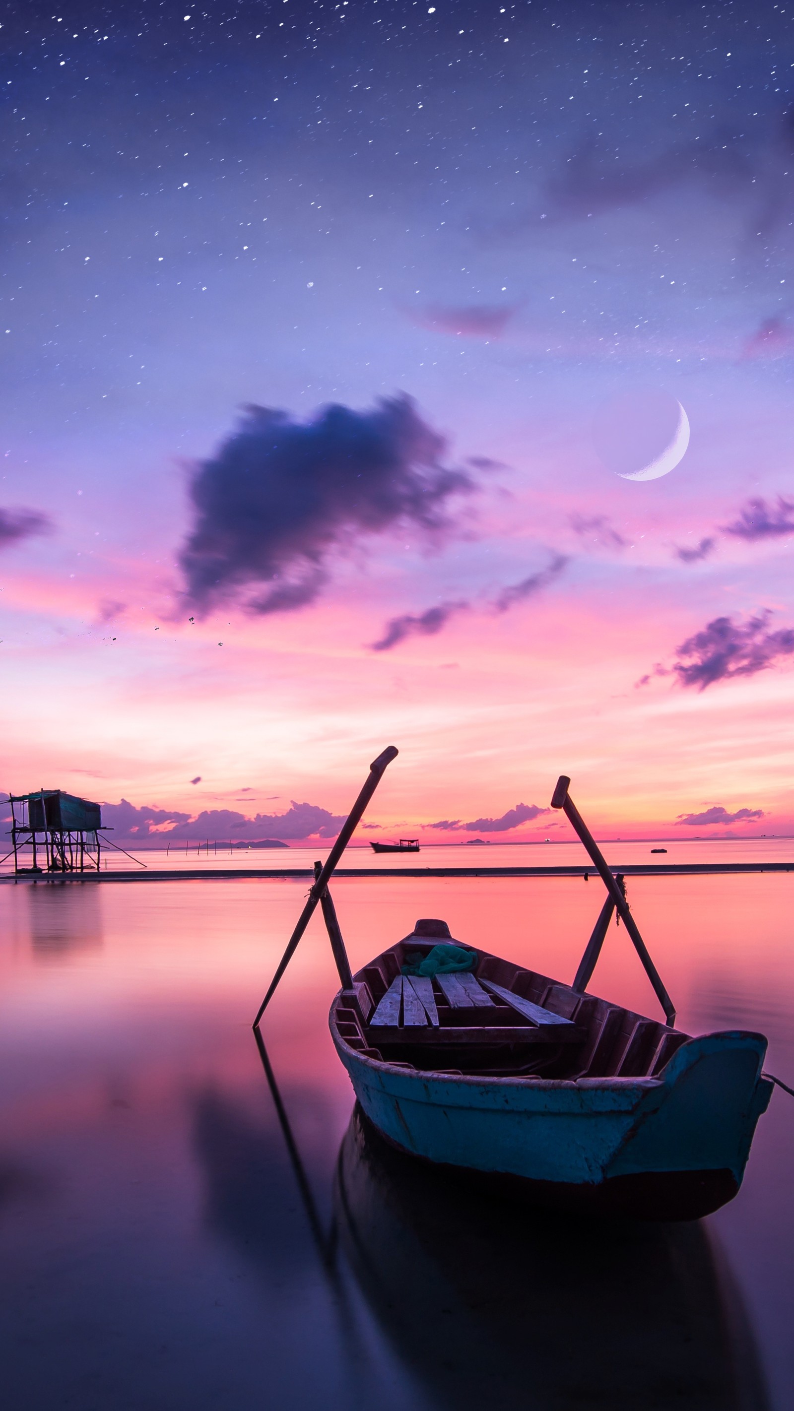 Há um barco que está na água ao pôr do sol (navio, barco, smartphone, maçãs, nuvem)