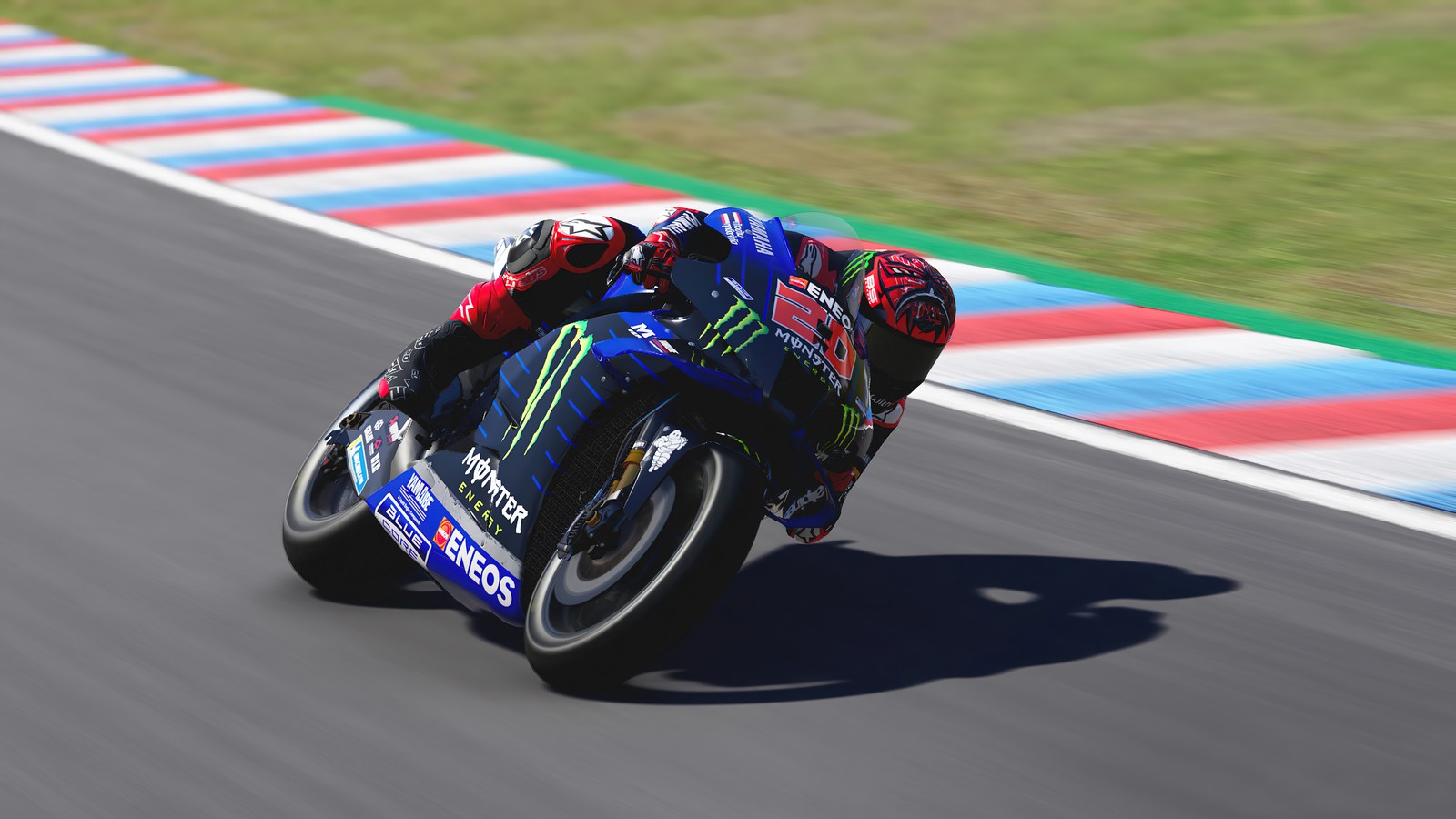 Un piloto de motociclismo en una pista com uma motocicleta azul e vermelha (motogp 22, videojuego, motocicleta, carreras)