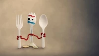 Forky aus Toy Story 4, der eine Gabel und einen Löffel hält, mit einem besorgten Gesichtsausdruck.