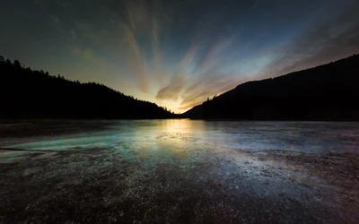 Serenidad congelada en el embalse de Rose Valley: Un paisaje al atardecer en Columbia Británica