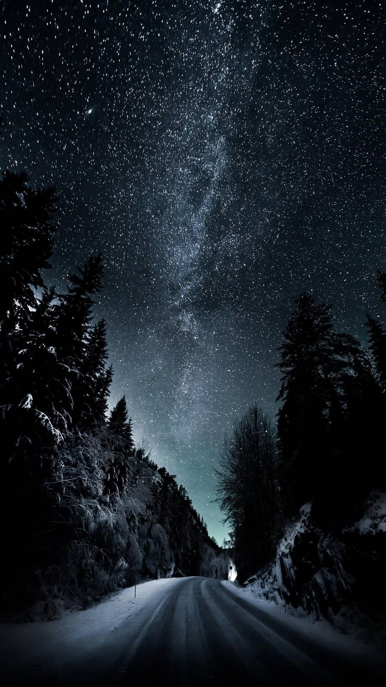 Nachthimmel mit sternen und der milchstraße über einer verschneiten straße (nacht, straßen, raum, universum)