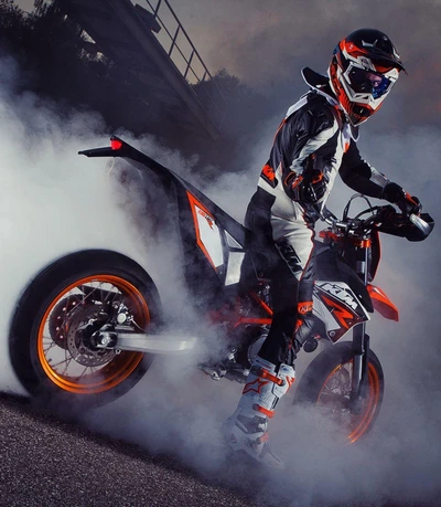 Action dynamique de supermotard avec moto KTM