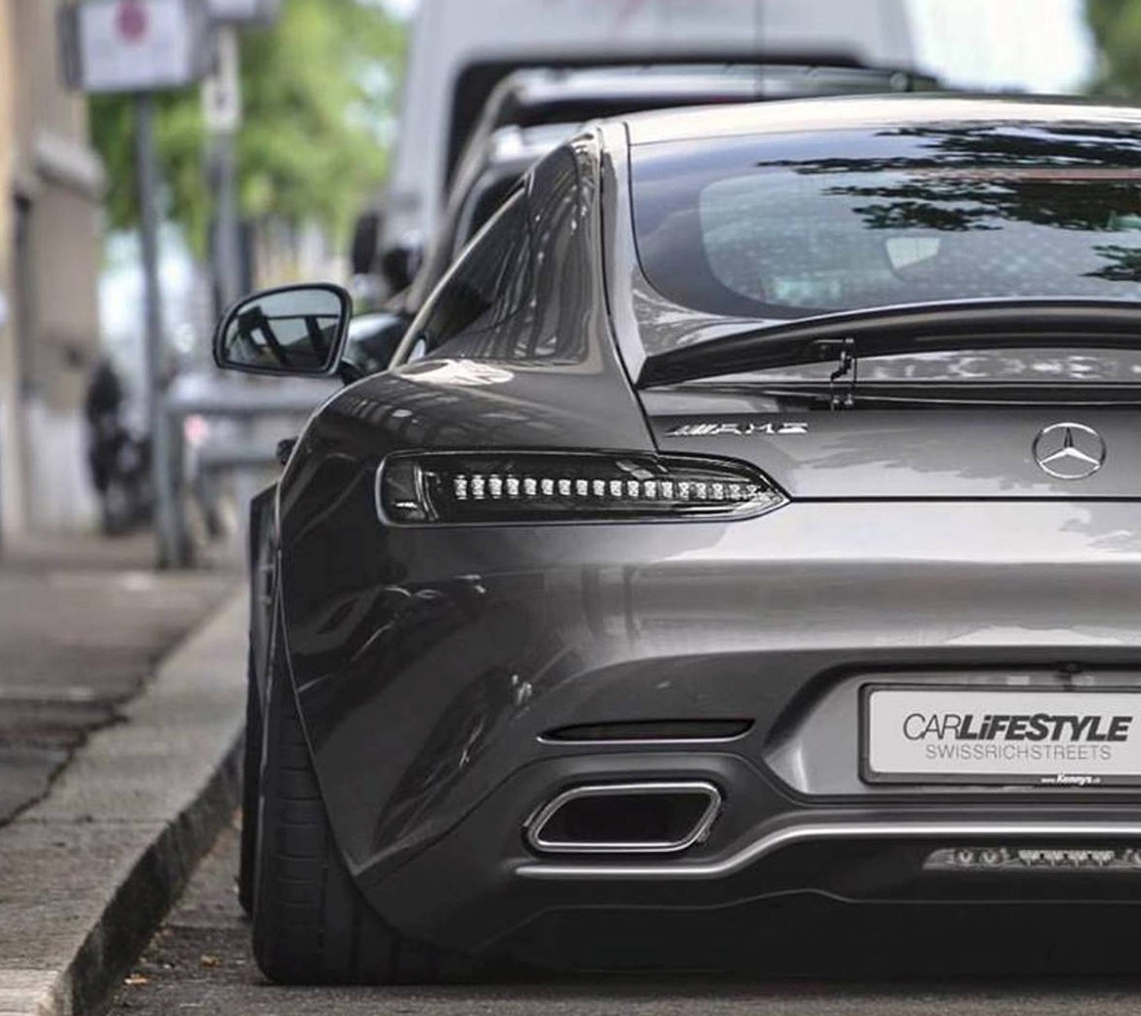 Un primer plano de un coche estacionado en una calle de la ciudad (coche, mercedes, nuevo, camino)