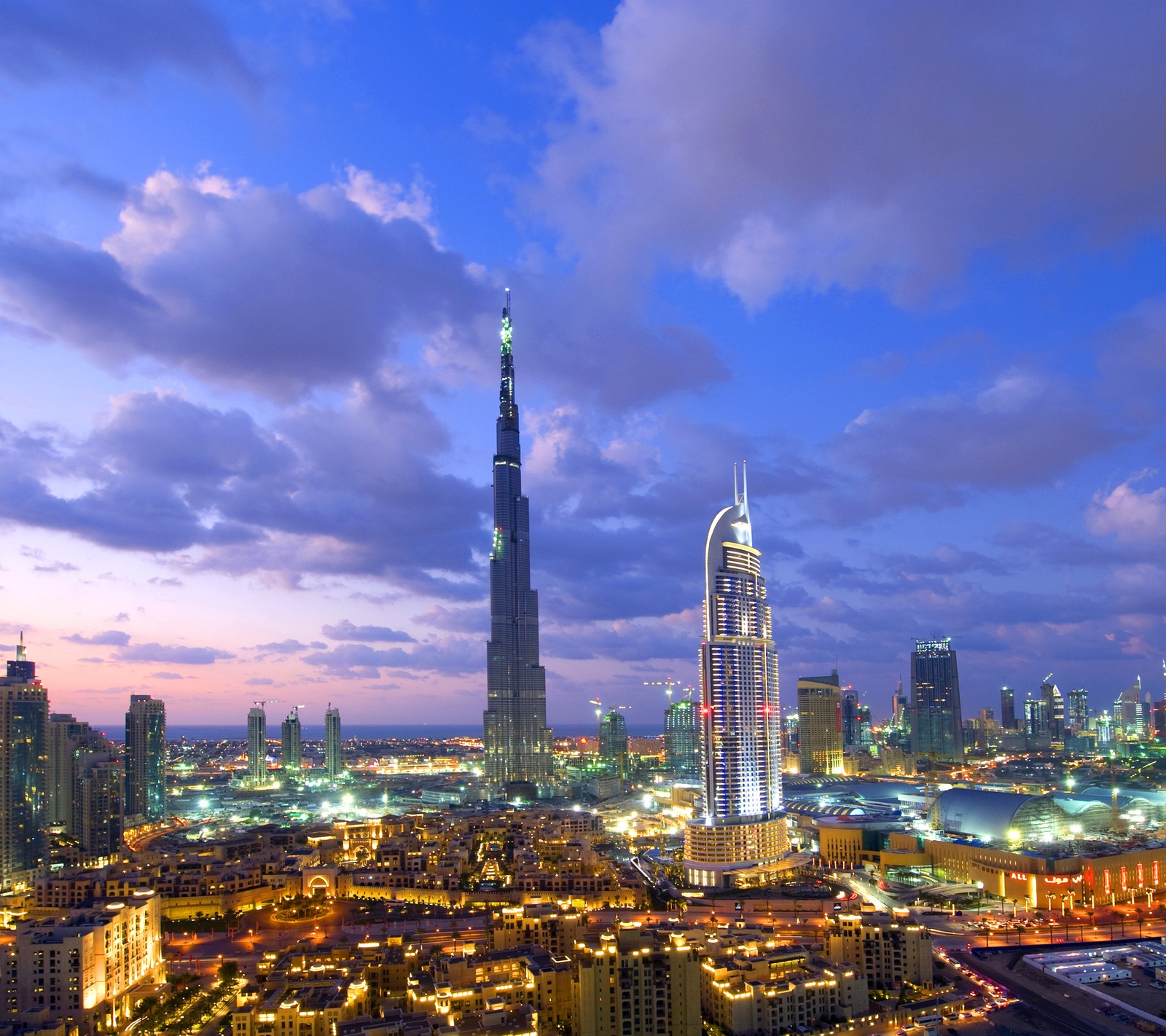 Vue aérienne d'une ville la nuit avec un grand bâtiment (le plus grand, bâtiment, burj, dubaï, dubai)