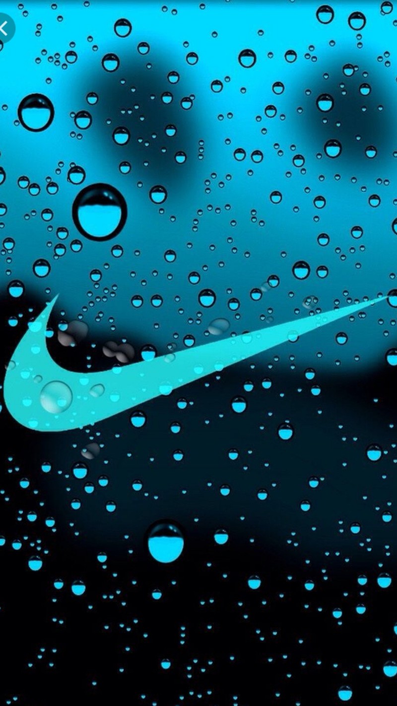 Близкий план синего логотипа nike на мокрой поверхности (бренд, делать, nike)